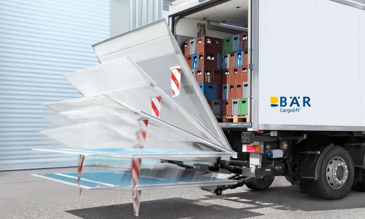 Sequenze di apertura di una sponda montacarichi standard di BAR, in cui la piattaforma si apre e si abbassa contemporaneamente