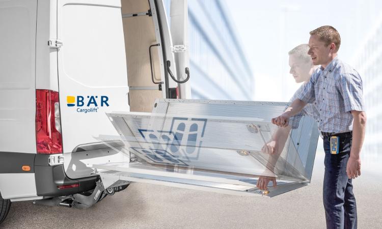 Le sequenze di comando mostrano l'apertura della piattaforma Bar VanLift FreeAccess