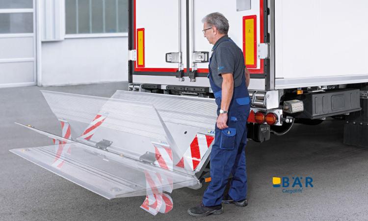 Sequenze di piegatura di una piattaforma di sollevamento BAR retrattile montata su semirimorchio