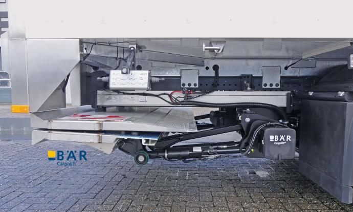 Vista laterale di una piattaforma di sollevamento BAR retrattile in posizione di marcia sotto la carrozzeria del veicolo