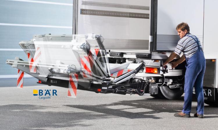 L'operatore apre idraulicamente il Bar Cargolift HydFalt con l'unità di comando