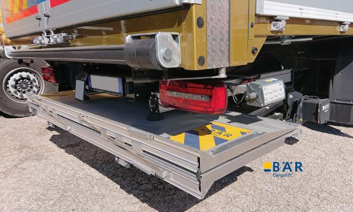 Piattaforma di sollevamento Bar retrattile in posizione di marcia in un parcheggio