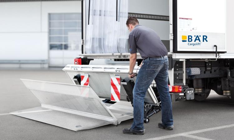 L'operatore apre il Bar Cargolift Falt ripiegabile