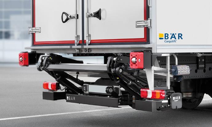 Bancale ribaltabile Bar in posizione di marcia inclinato sotto il camion