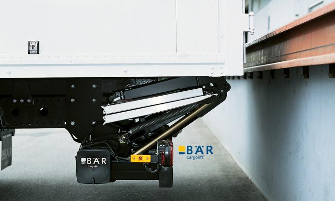 Vista laterale della sponda idraulica Bar retrattile in posizione di marcia