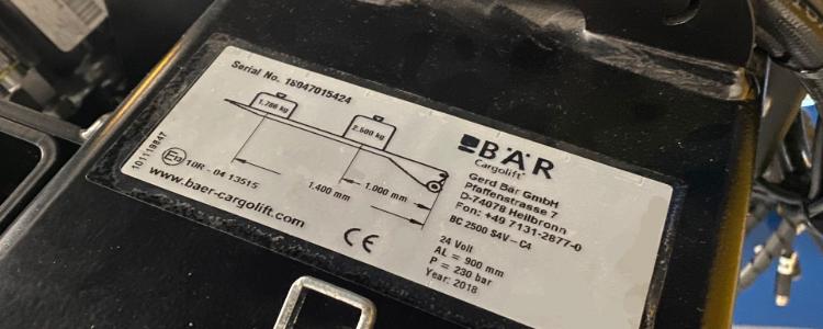 Targhetta identificativa di un Bar Cargolift BC 2500 S4V –C4 incollata su un tubo portante