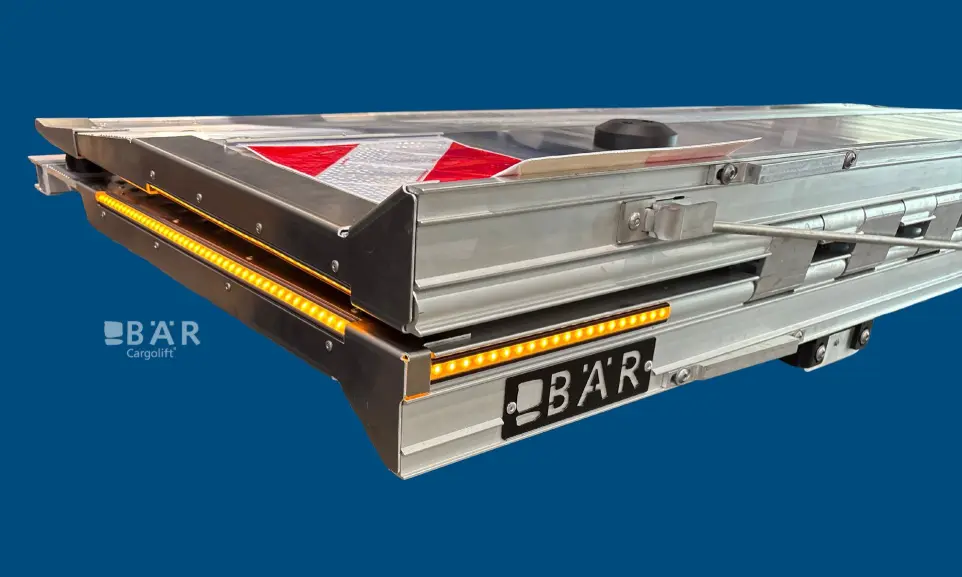 Piattaforma ripiegata di una sponda caricatrice Bar Cargolift RetFalt con bordo piattaforma lampeggiante NightGuide